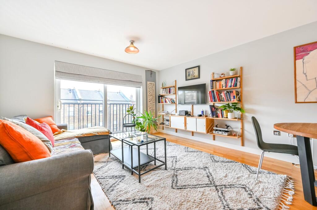 2 bed 1st Floor Flat for rent in Stoke Newington. From Foxtons - Stoke Newington