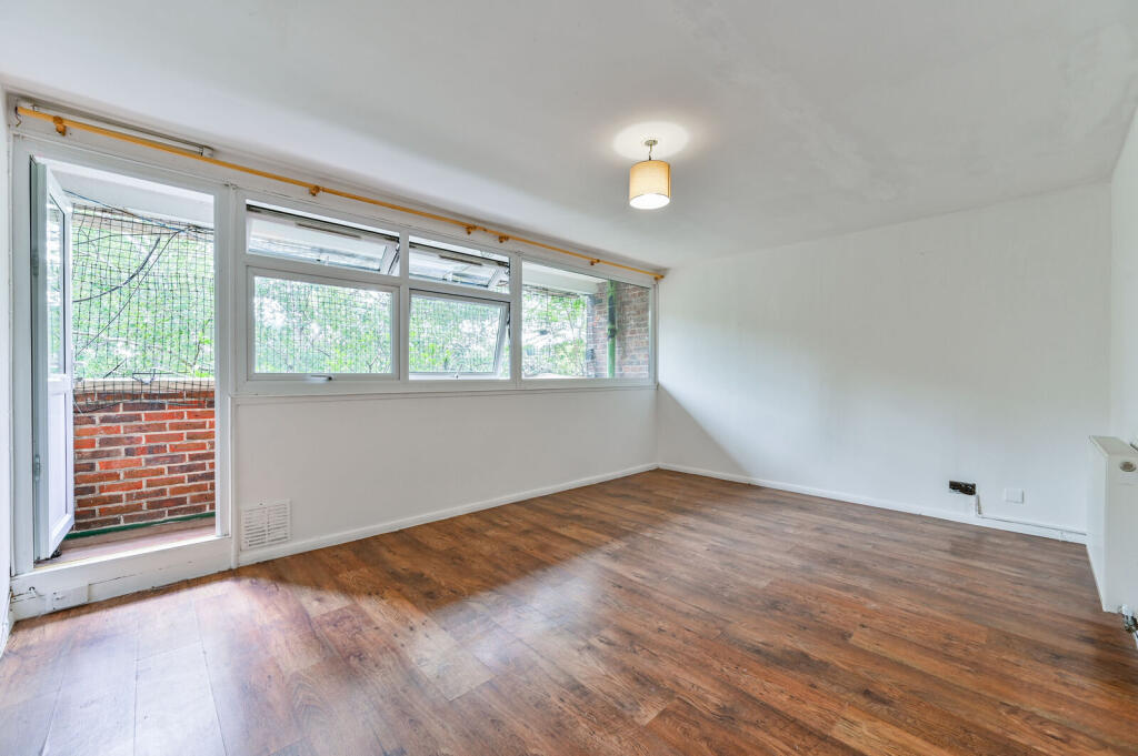 3 bed 1st Floor Flat for rent in Tottenham. From Foxtons - Stoke Newington 3 bed 1st Floor Flat for rent in Tottenham. From Foxtons - Stoke Newington