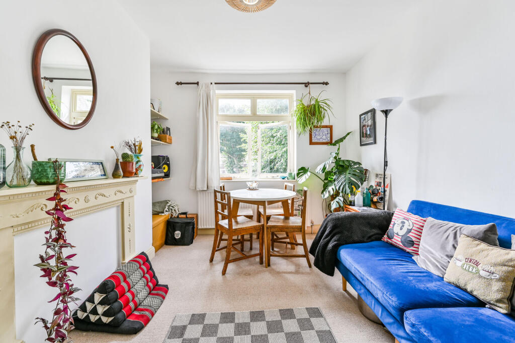 2 bed 1st Floor Flat for rent in Stoke Newington. From Foxtons - Stoke Newington