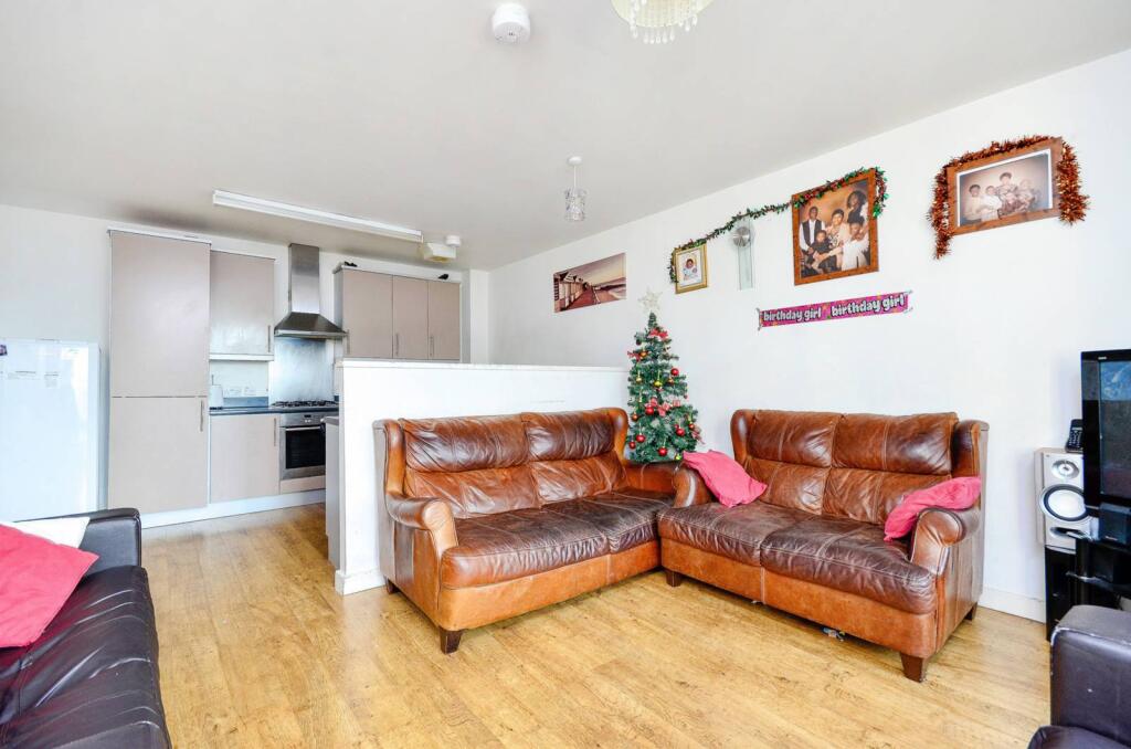 3 bed 1st Floor Flat for rent in London. From Foxtons - Stratford