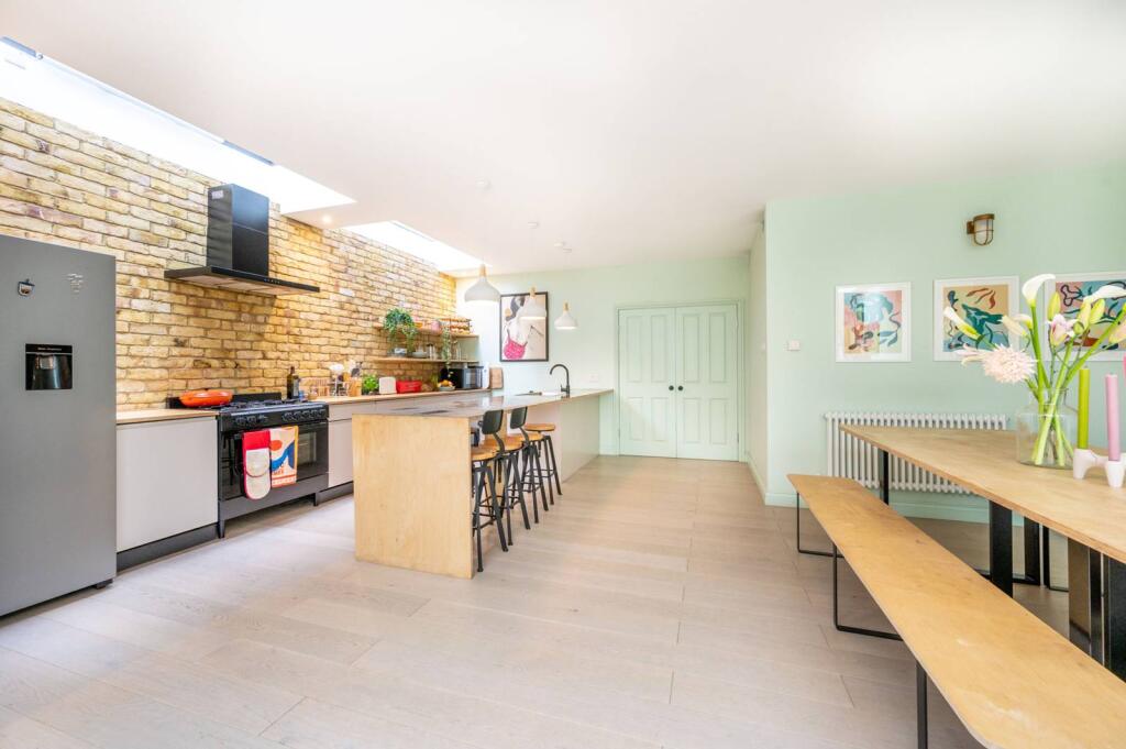 3 bed Detached for rent in London. From Foxtons - Stratford