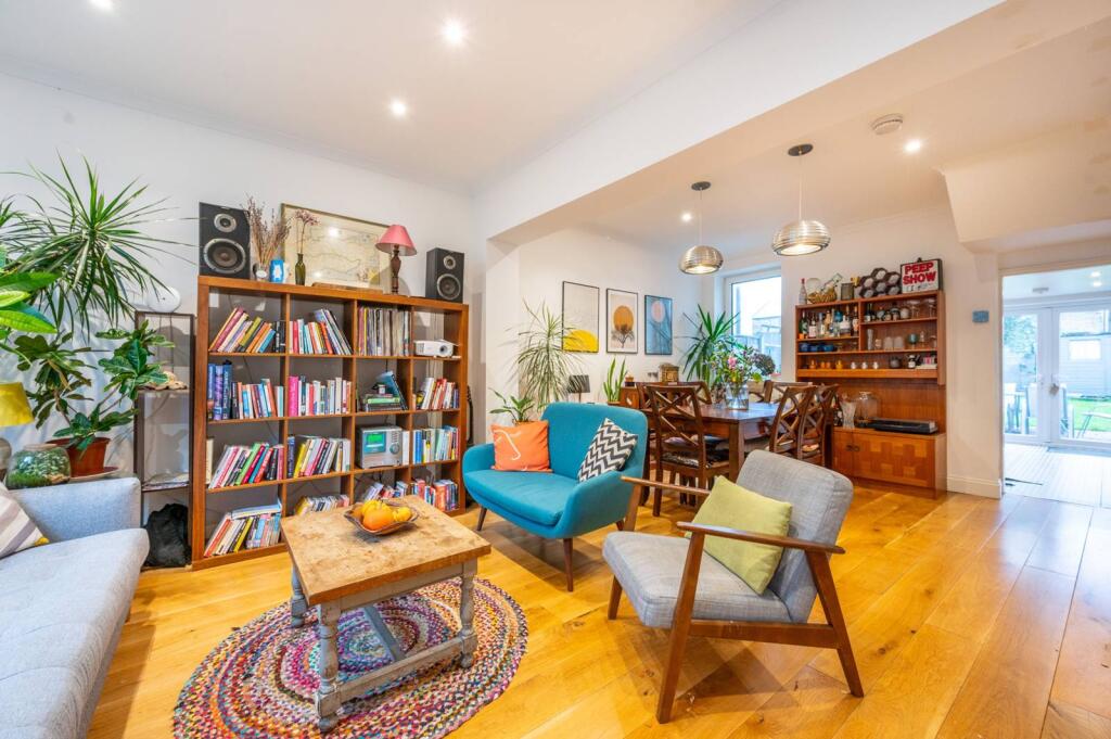 4 bed Detached for rent in London. From Foxtons - Stratford