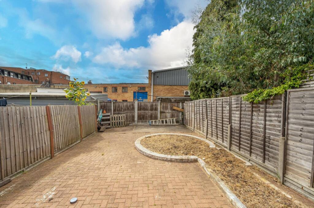 6 bed Mid Terraced House for rent in London. From Foxtons - Stratford