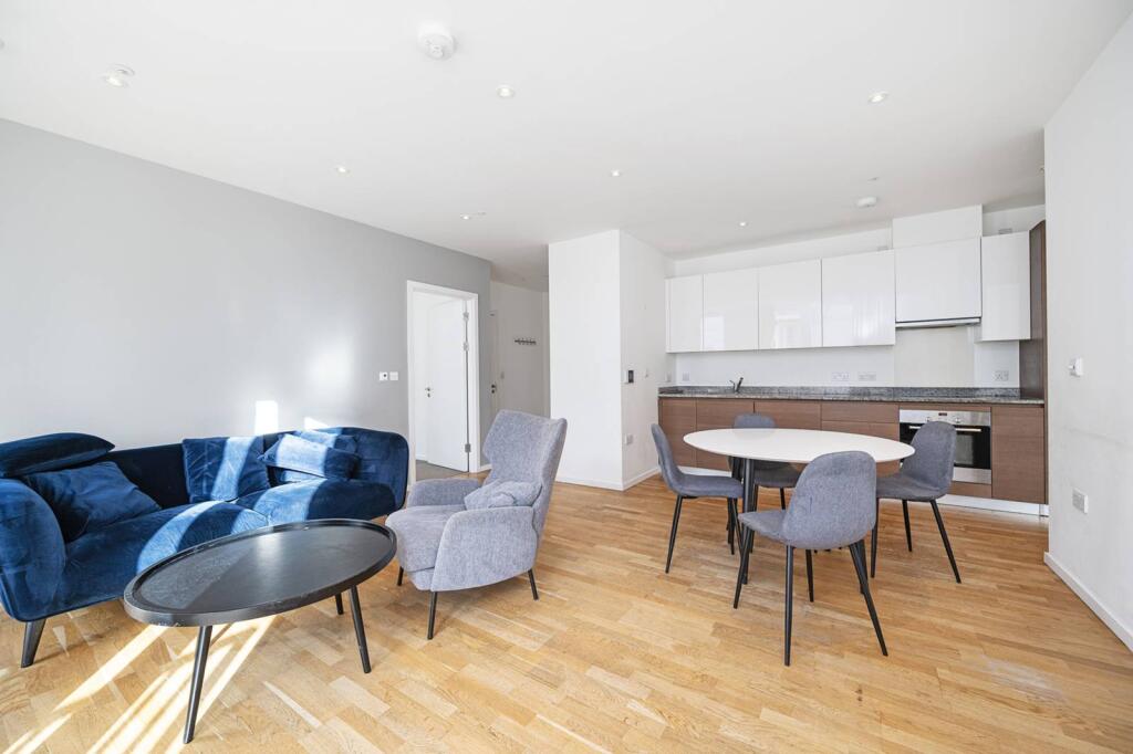 2 bed 1st Floor Flat for rent in London. From Foxtons - Stratford
