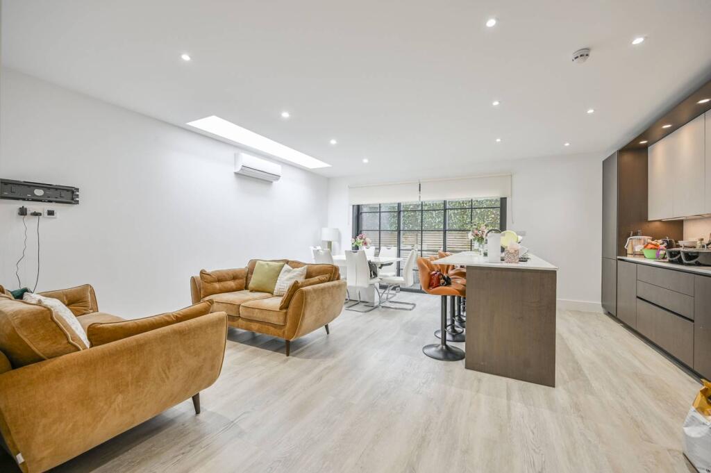 3 bed 1st Floor Flat for rent in London. From Foxtons - Stratford