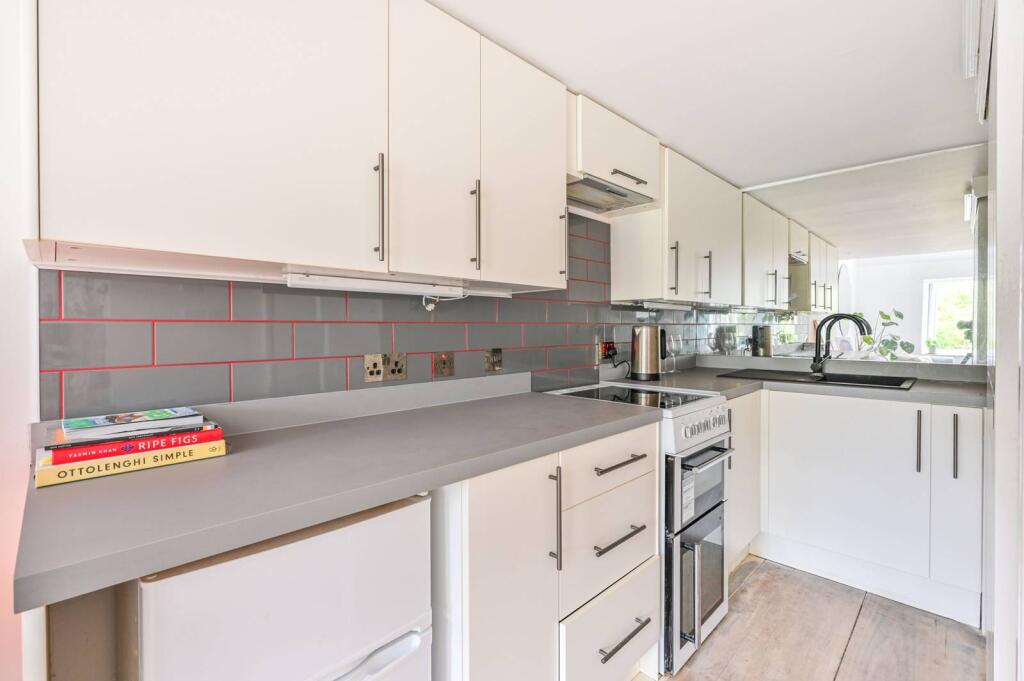 2 bed Mid Terraced House for rent in London. From Foxtons - Stratford