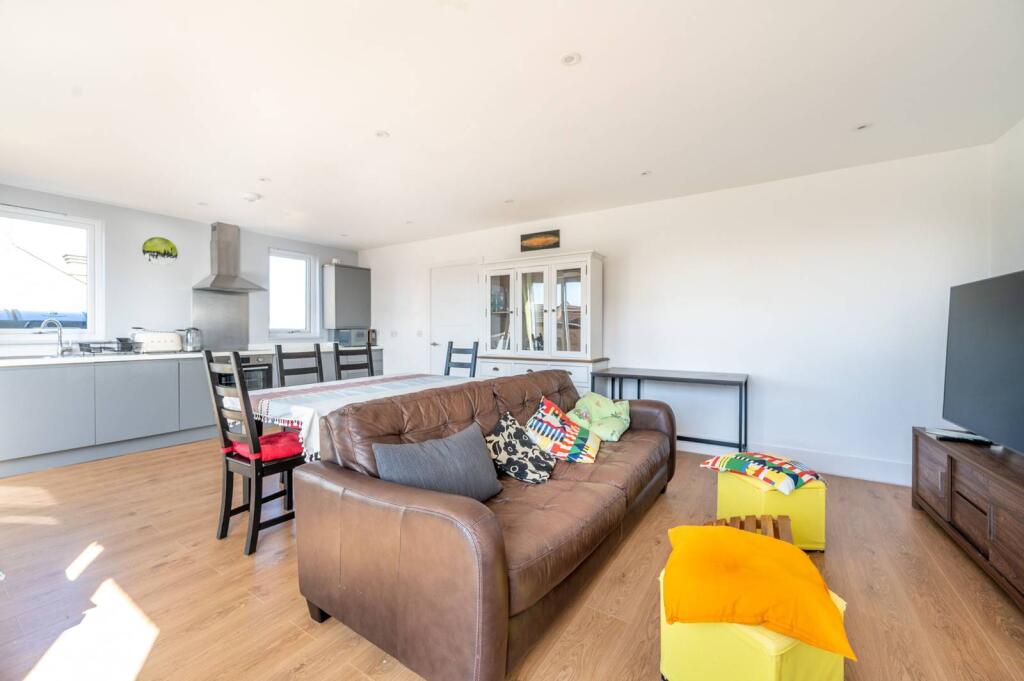 3 bed 1st Floor Flat for rent in London. From Foxtons - Stratford