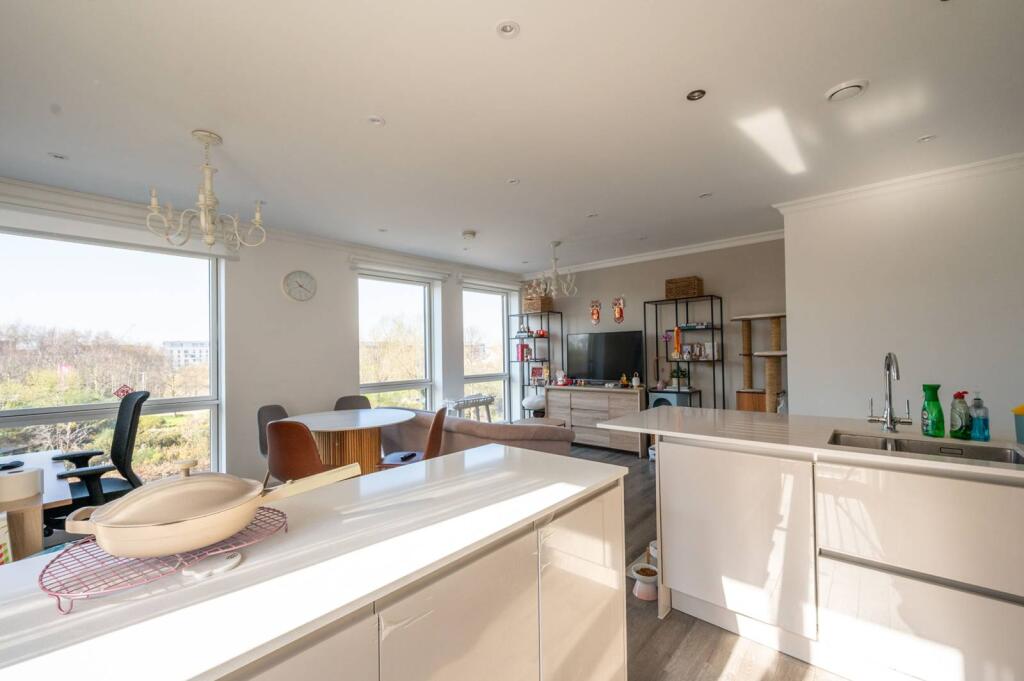 2 bed 1st Floor Flat for rent in London. From Foxtons - Stratford