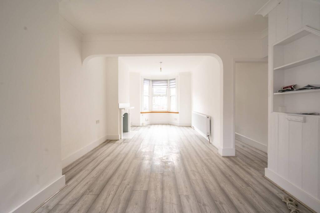 3 bed Mid Terraced House for rent in London. From Foxtons - Stratford