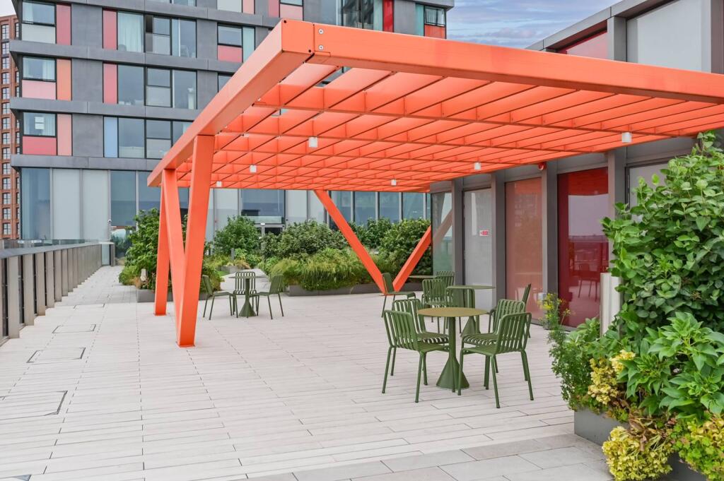 2 bed 1st Floor Flat for rent in . From Foxtons - Stratford