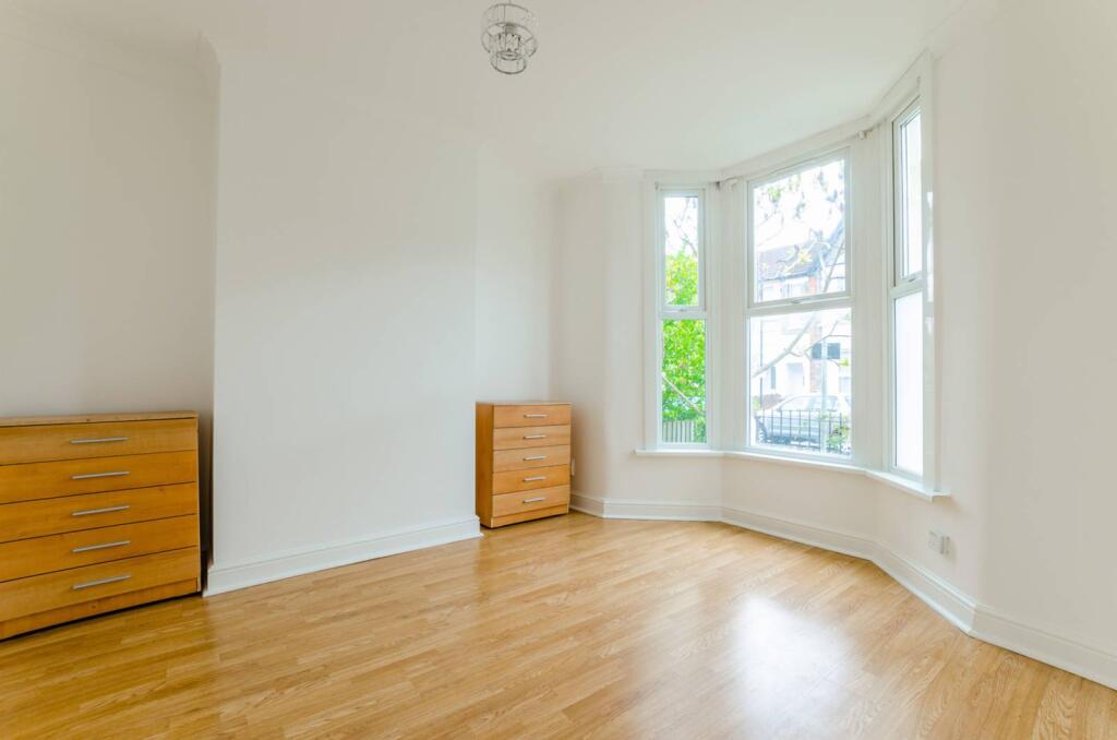 3 bed 1st Floor Flat for rent in Wanstead. From Foxtons - Stratford
