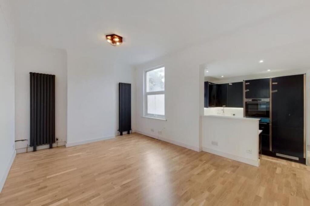 3 bed 1st Floor Flat for rent in East Ham. From Foxtons - Stratford
