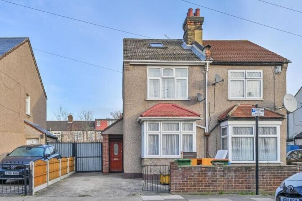 4 bed Semi Detached for rent in East Ham. From Foxtons - Stratford 4 bed Semi Detached for rent in East Ham. From Foxtons - Stratford