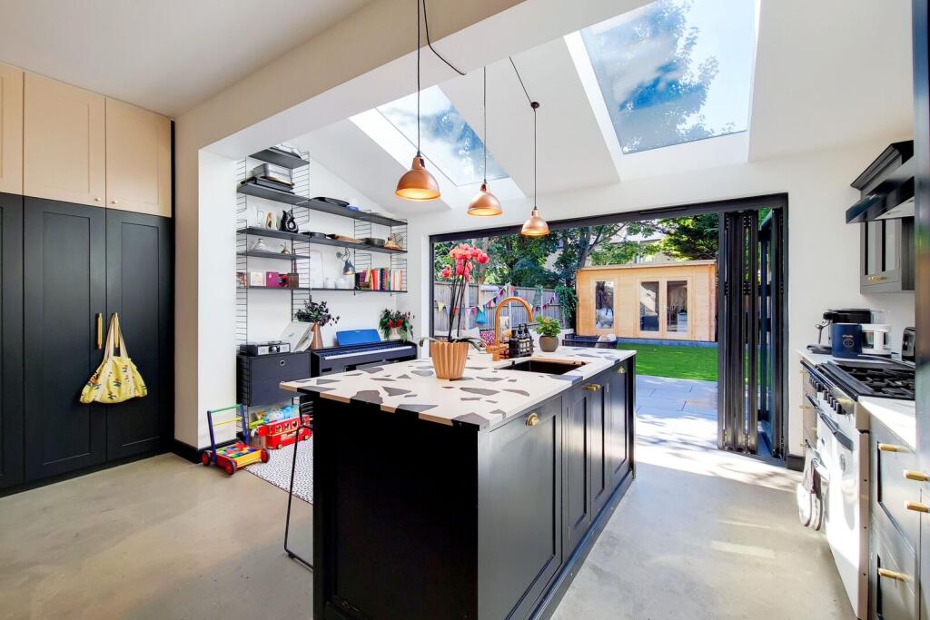 4 bed End of Terrace for rent in East Ham. From Foxtons - Stratford