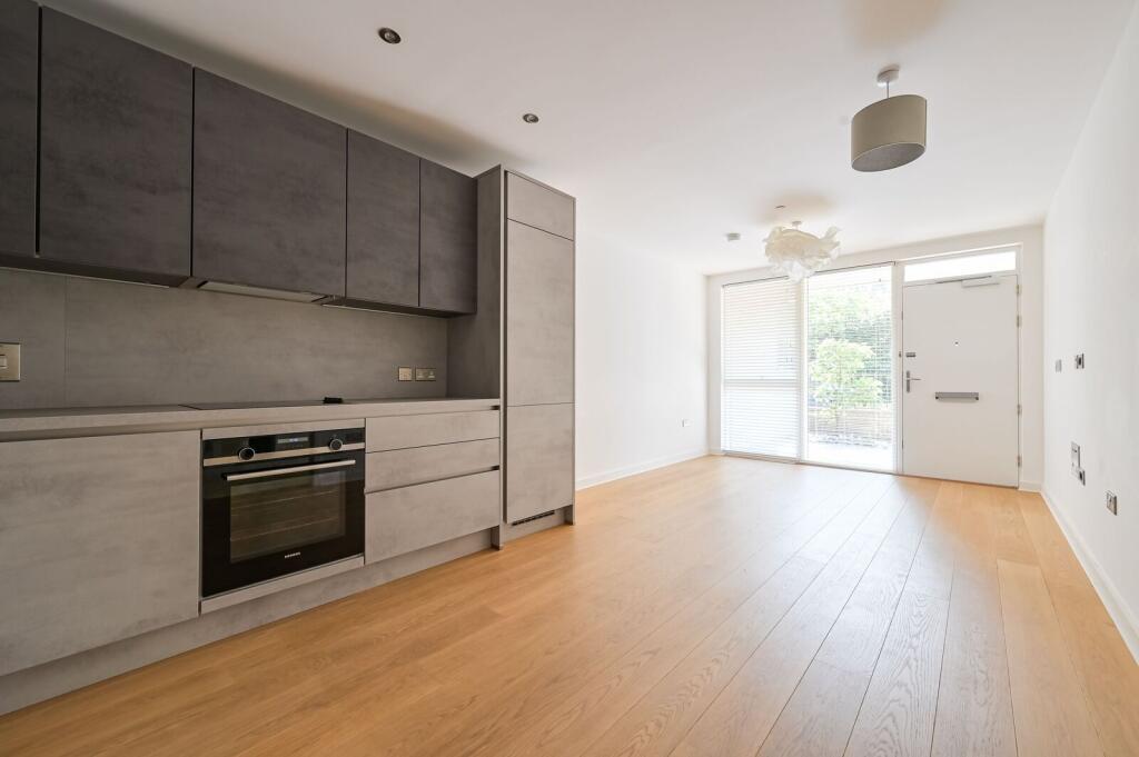 3 bed 1st Floor Flat for rent in Stratford. From Foxtons - Stratford 3 bed 1st Floor Flat for rent in Stratford. From Foxtons - Stratford