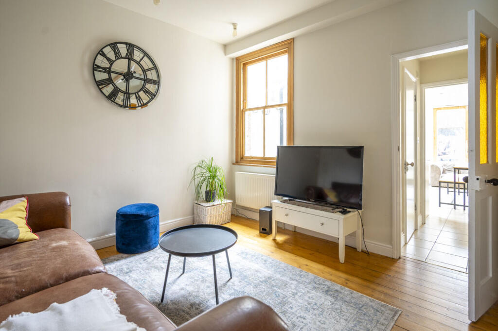 4 bed Detached for rent in Wanstead. From Foxtons - Stratford