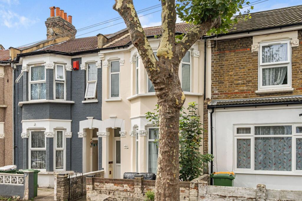 4 bed Detached for rent in East Ham. From Foxtons - Stratford 4 bed Detached for rent in East Ham. From Foxtons - Stratford