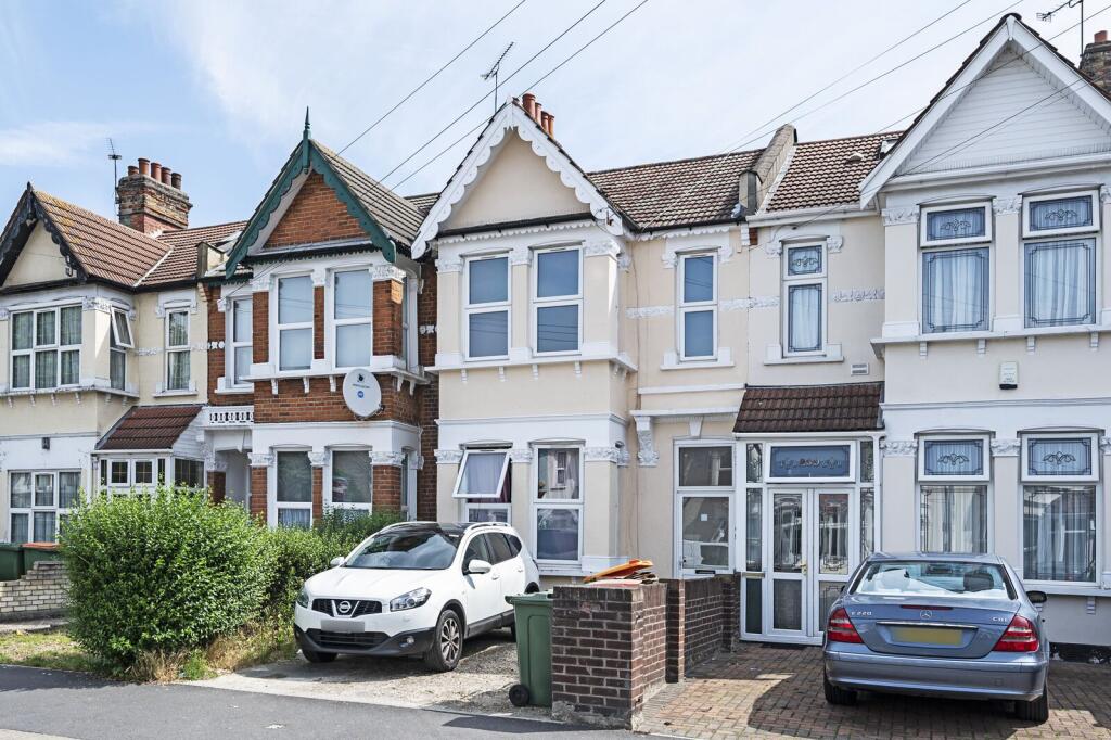3 bed 1st Floor Flat for rent in East Ham. From Foxtons - Stratford 3 bed 1st Floor Flat for rent in East Ham. From Foxtons - Stratford