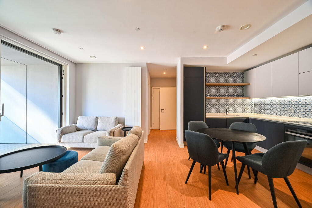 2 bed 1st Floor Flat for rent in Stratford. From Foxtons - Stratford