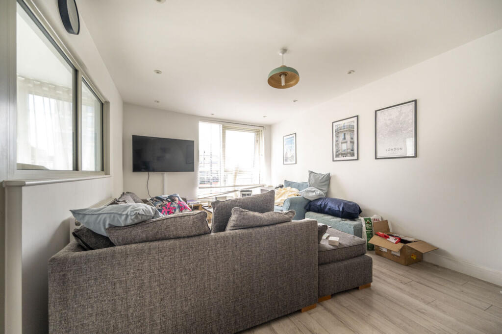 2 bed 1st Floor Flat for rent in West Ham. From Foxtons - Stratford