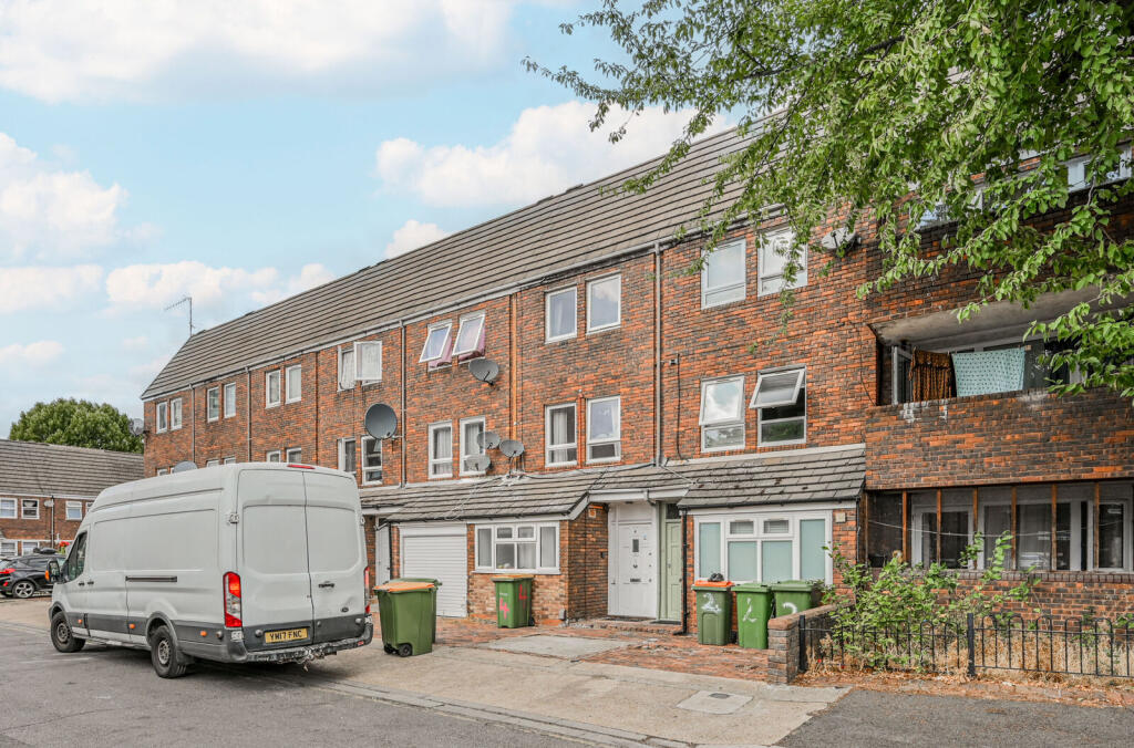 5 bed Mid Terraced House for rent in West Ham. From Foxtons - Stratford
