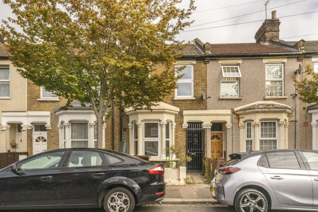 4 bed Mid Terraced House for rent in Wanstead. From Foxtons - Stratford 4 bed Mid Terraced House for rent in Wanstead. From Foxtons - Stratford
