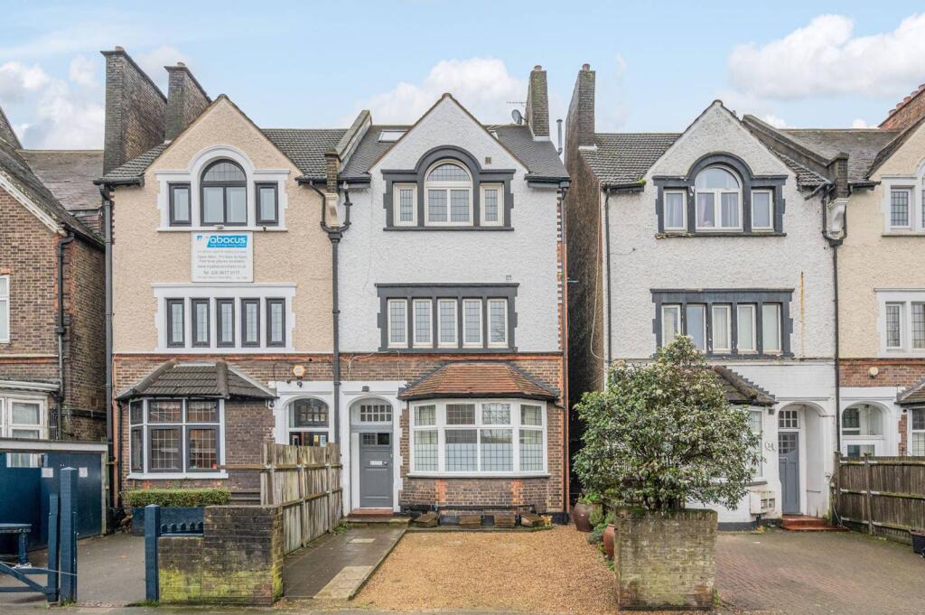 3 bed 1st Floor Flat for rent in London. From Foxtons - Streatham