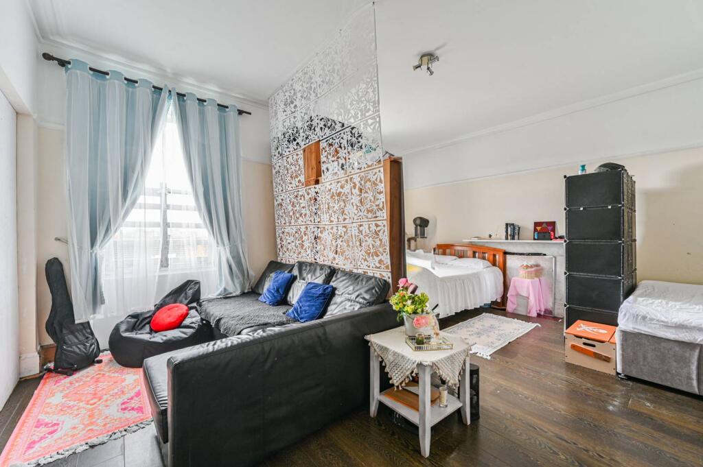 3 bed 1st Floor Flat for rent in London. From Foxtons - Streatham