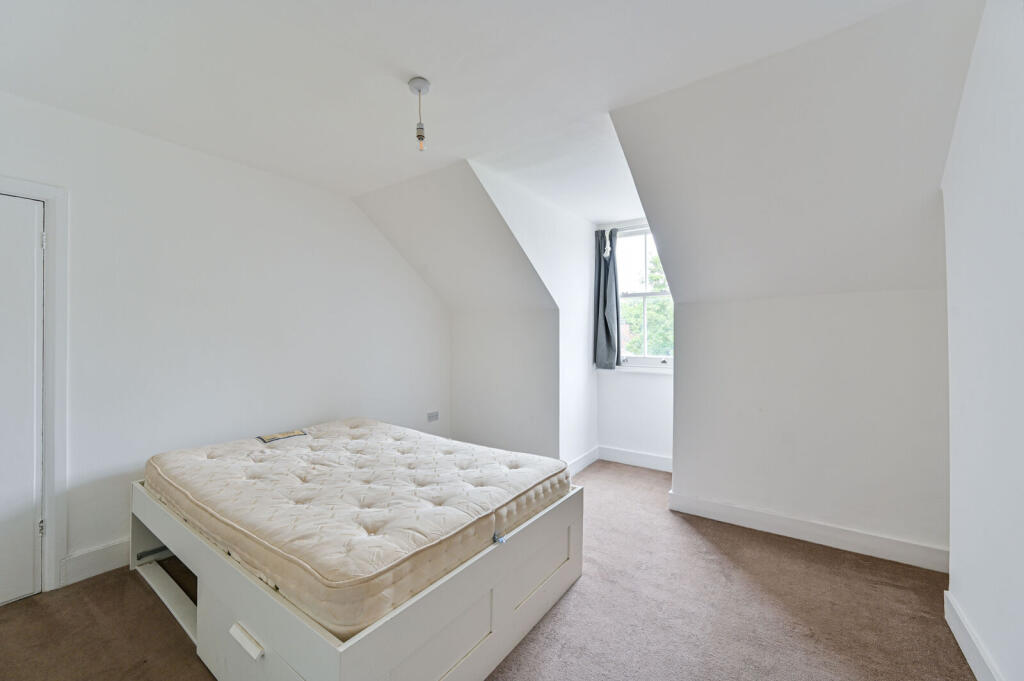 3 bed 1st Floor Flat for rent in Streatham. From Foxtons - Streatham