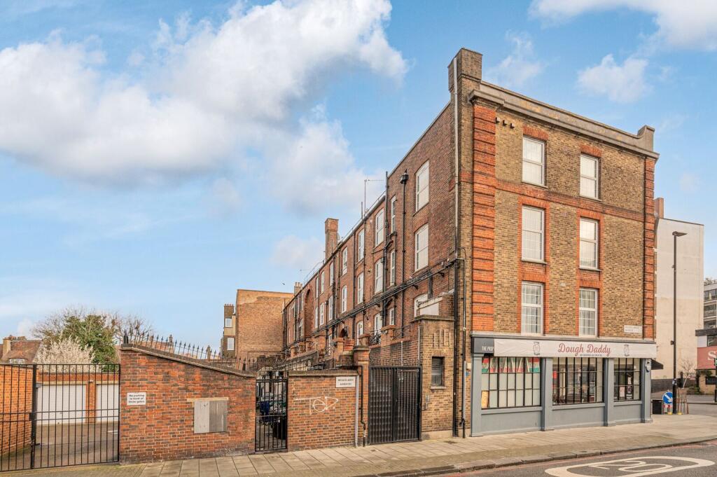 4 bed 1st Floor Flat for rent in Streatham. From Foxtons - Streatham