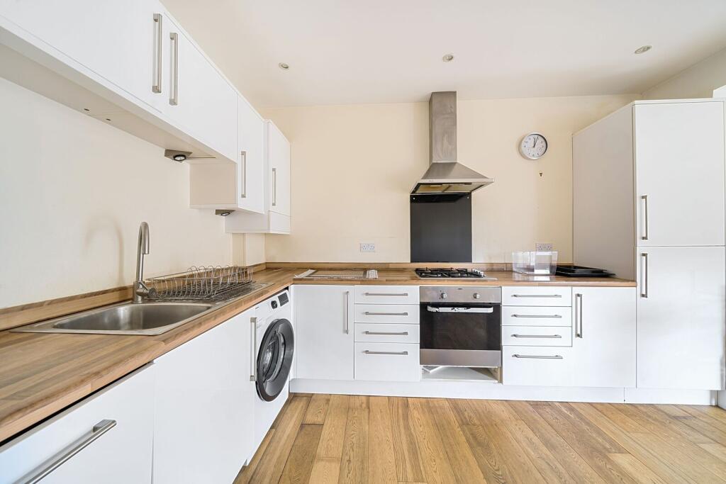 3 bed 1st Floor Flat for rent in London. From Foxtons - Streatham
