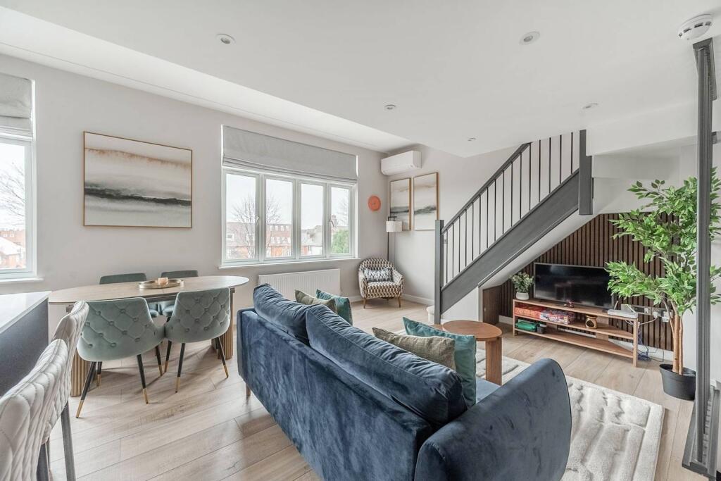 3 bed 1st Floor Flat for rent in London. From Foxtons - Temple Fortune