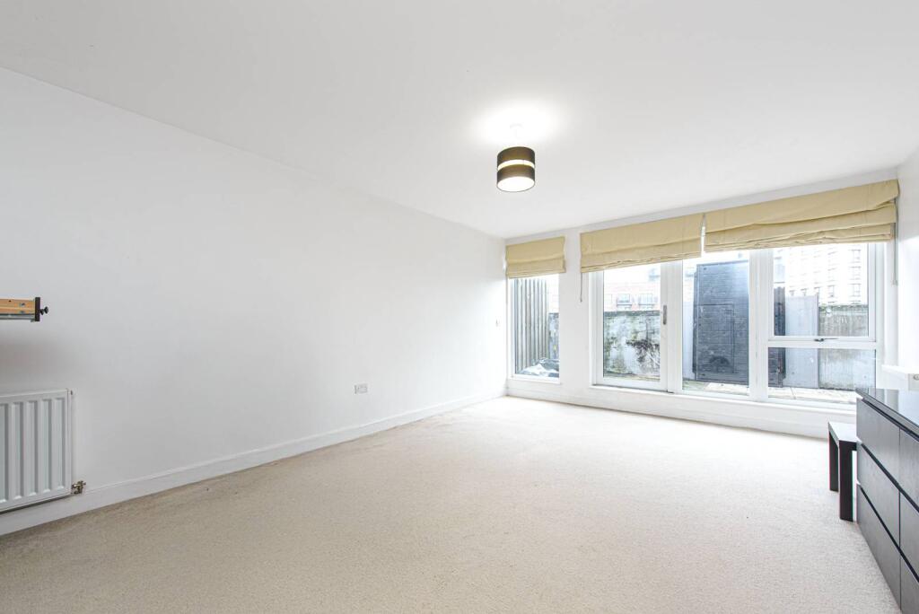 3 bed 1st Floor Flat for rent in London. From Foxtons - Temple Fortune