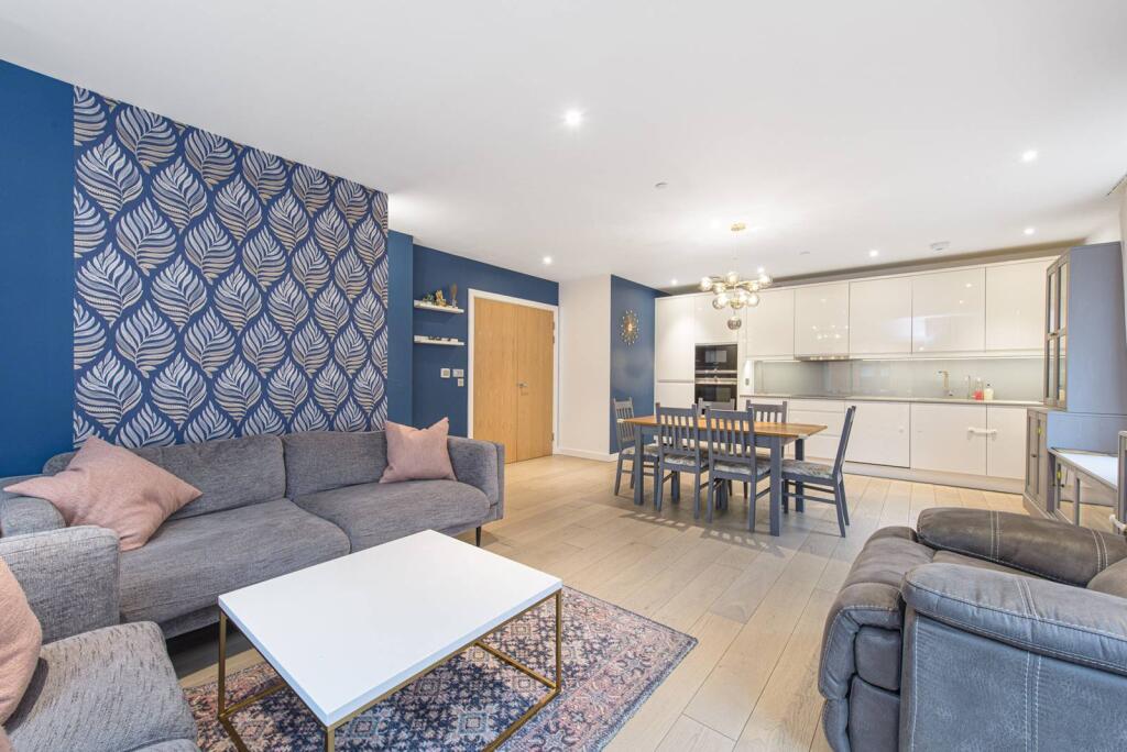 3 bed 1st Floor Flat for rent in London. From Foxtons - Temple Fortune