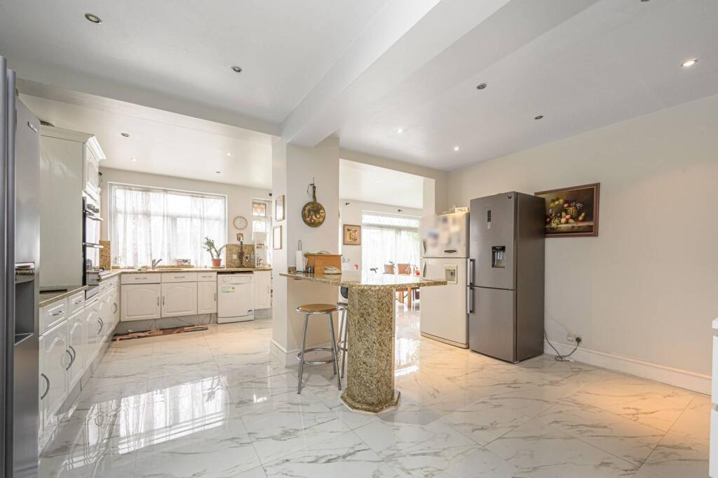 6 bed Detached for rent in London. From Foxtons - Temple Fortune