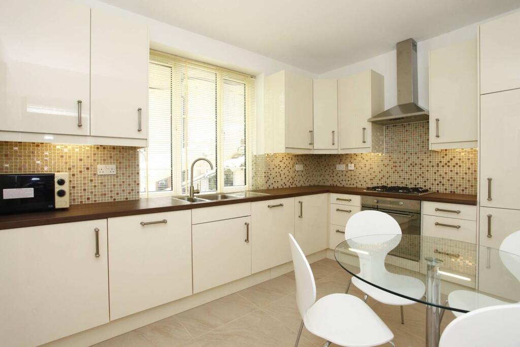 3 bed 1st Floor Flat for rent in London. From Foxtons - Temple Fortune