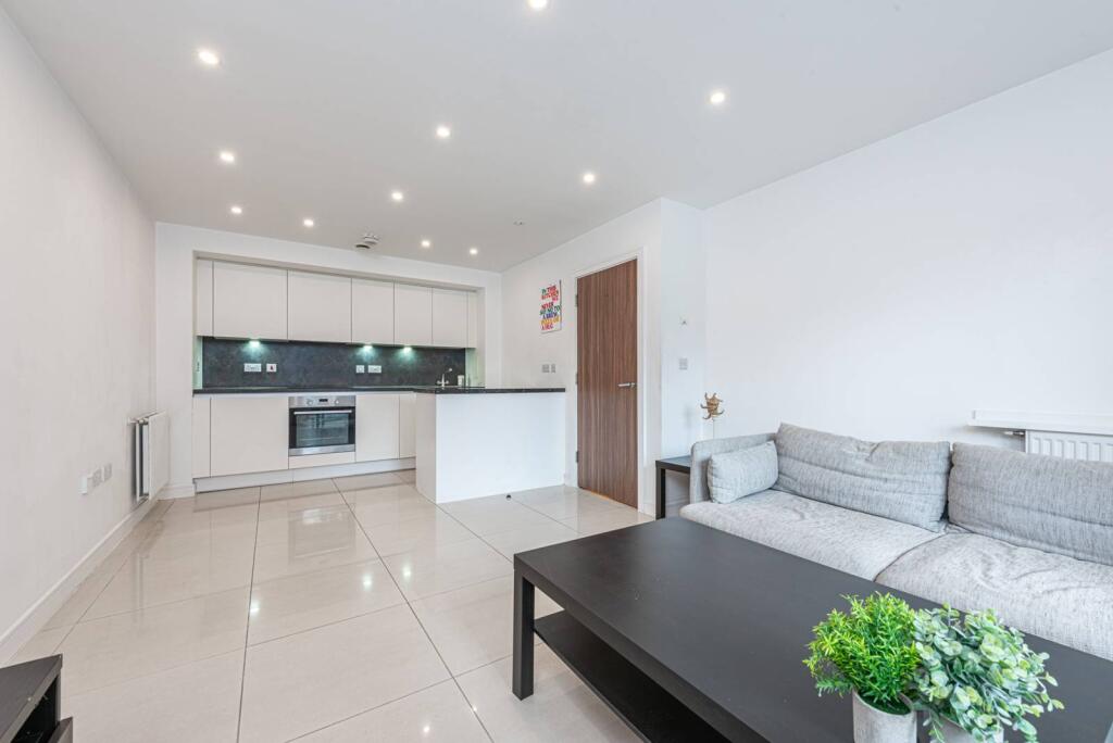 1 bed 1st Floor Flat for rent in London. From Foxtons - Temple Fortune