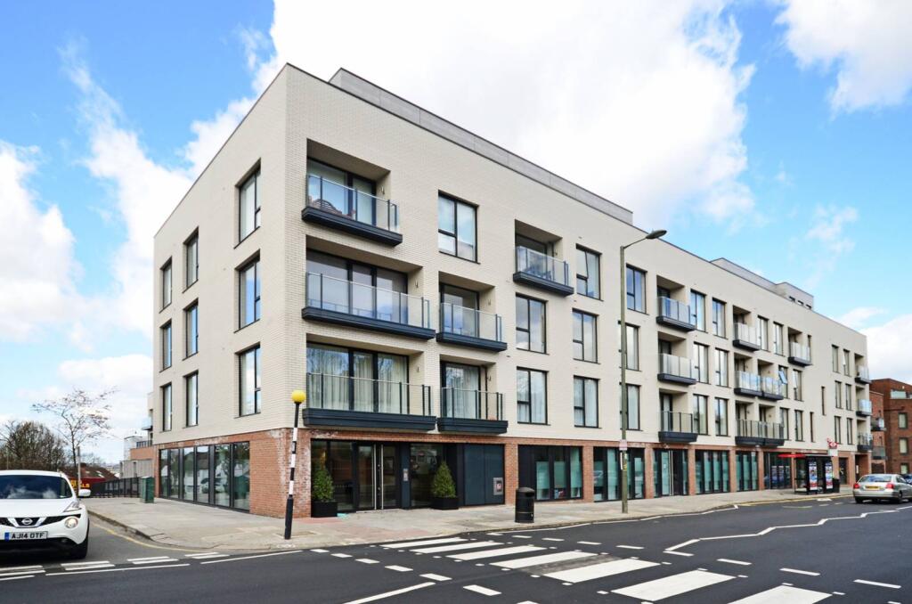 3 bed Penthouse for rent in London. From Foxtons - Temple Fortune