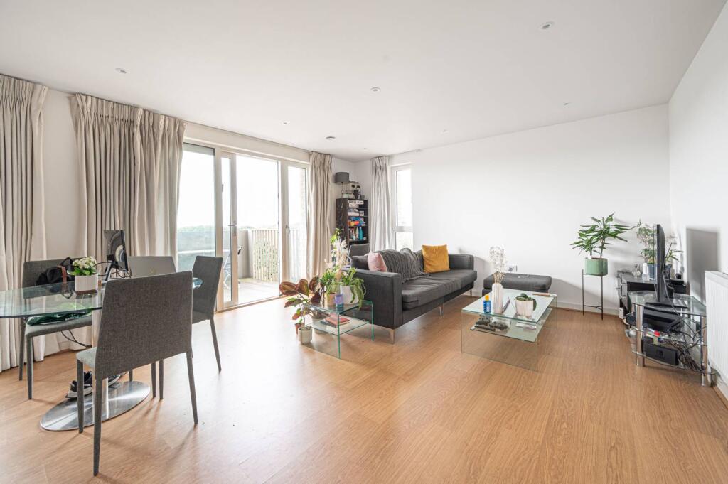 3 bed 1st Floor Flat for rent in Hendon. From Foxtons - Temple Fortune