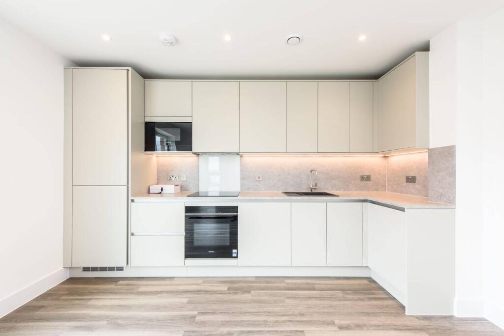 1 bed 1st Floor Flat for rent in . From Foxtons - Temple Fortune