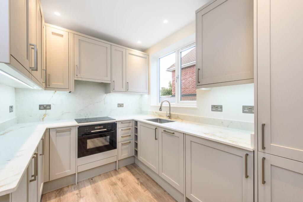 3 bed 1st Floor Flat for rent in Hampstead. From Foxtons - Temple Fortune