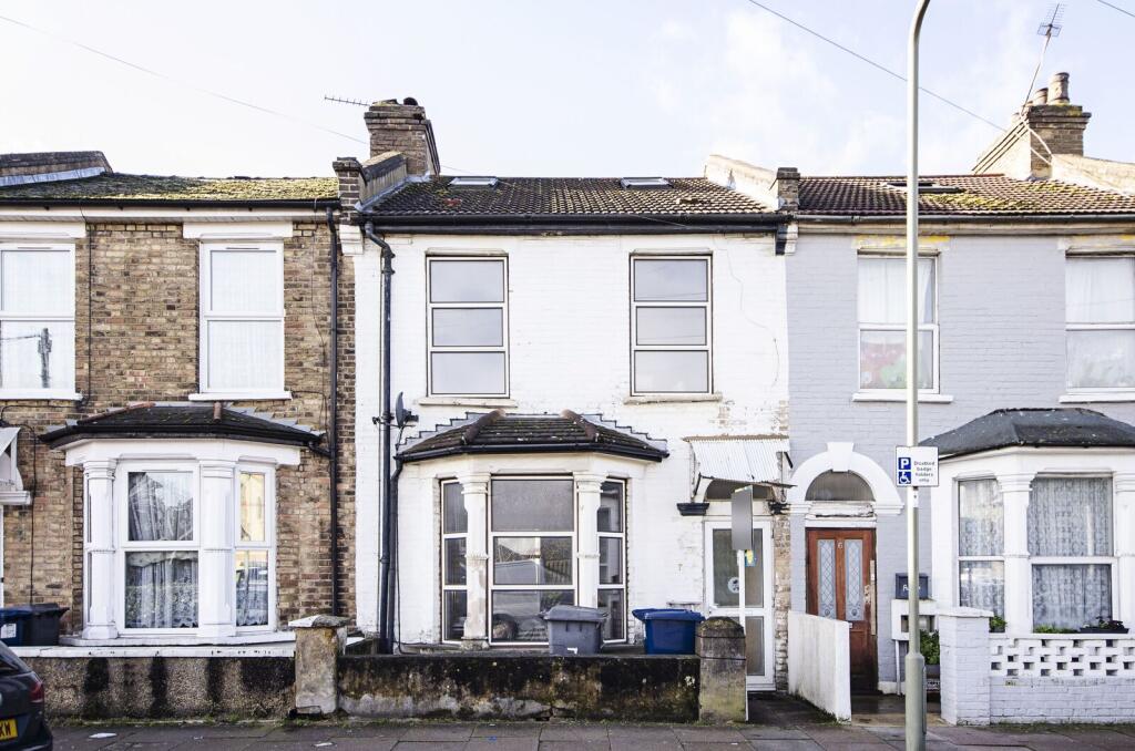4 bed Mid Terraced House for rent in London. From Foxtons - Temple Fortune