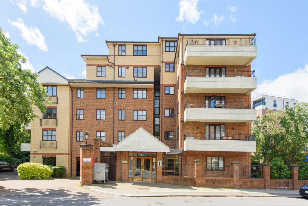 3 bed 1st Floor Flat for rent in Hampstead. From Foxtons - Temple Fortune