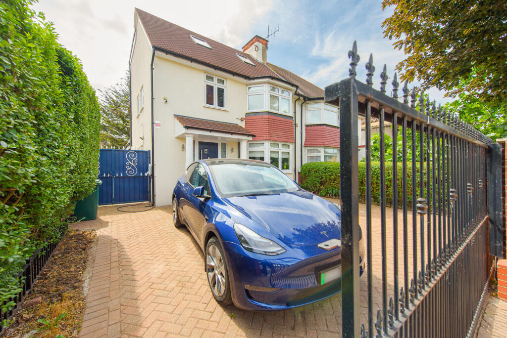 4 bed Semi Detached for rent in London. From Foxtons - Temple Fortune
