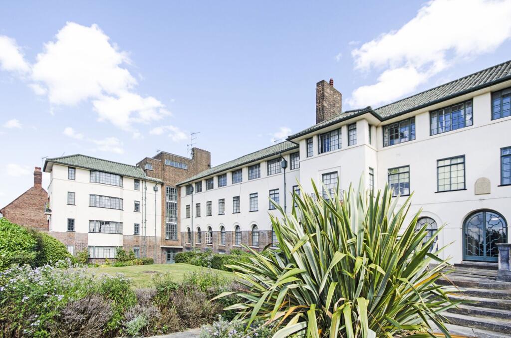 4 bed Studio for rent in London. From Foxtons - Temple Fortune