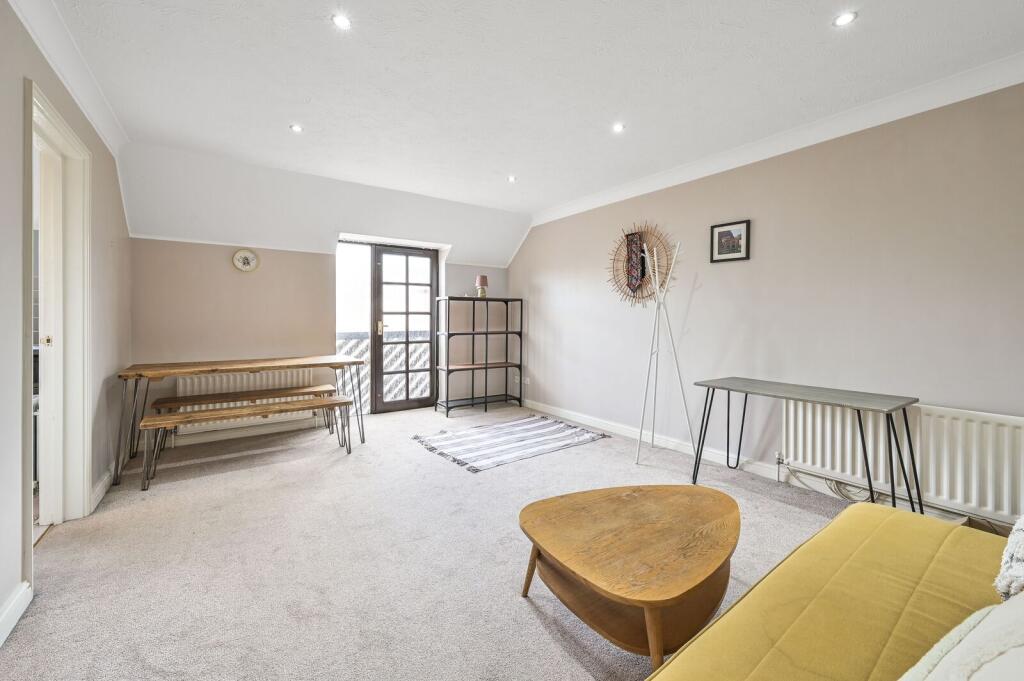 2 bed 1st Floor Flat for rent in Hendon. From Foxtons - Temple Fortune