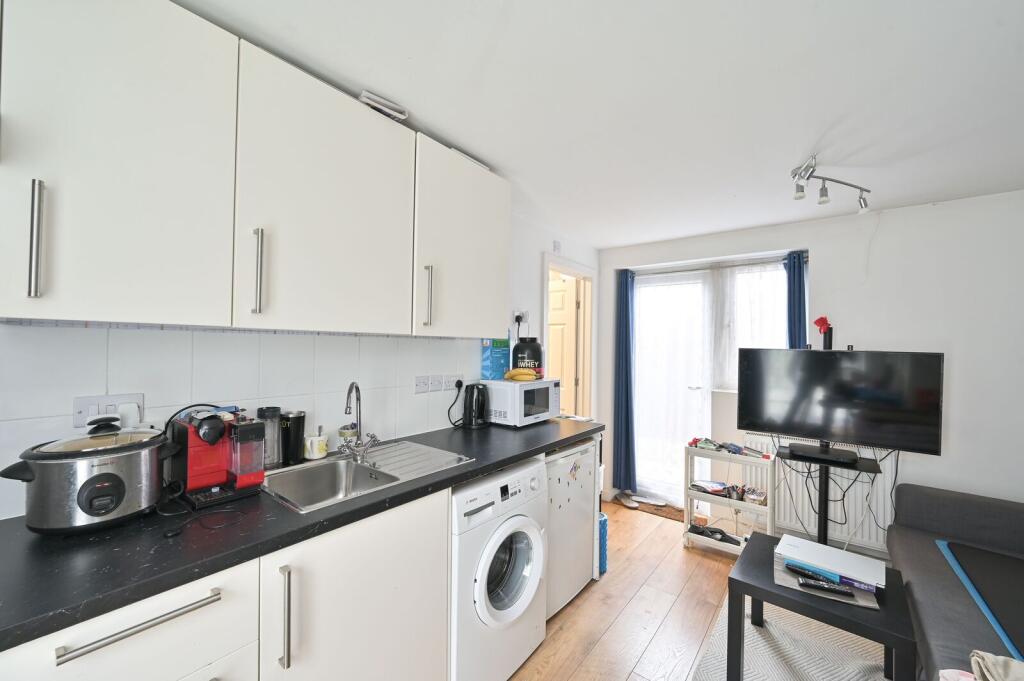4 bed Studio for rent in Willesden. From Foxtons - Temple Fortune