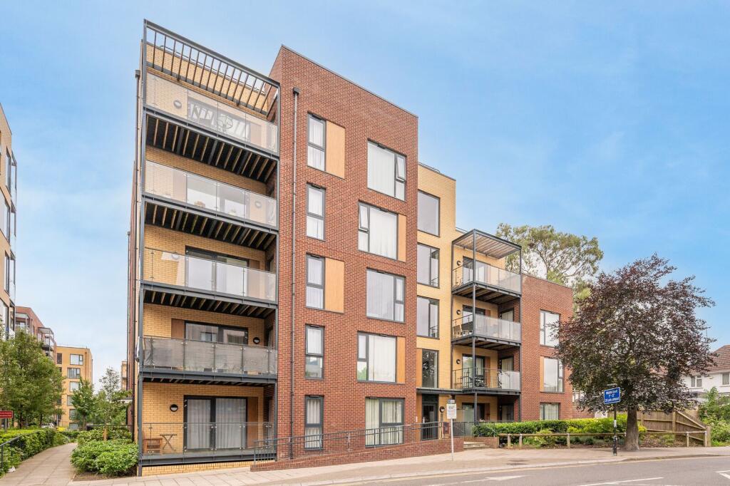 3 bed 1st Floor Flat for rent in Hendon. From Foxtons - Temple Fortune