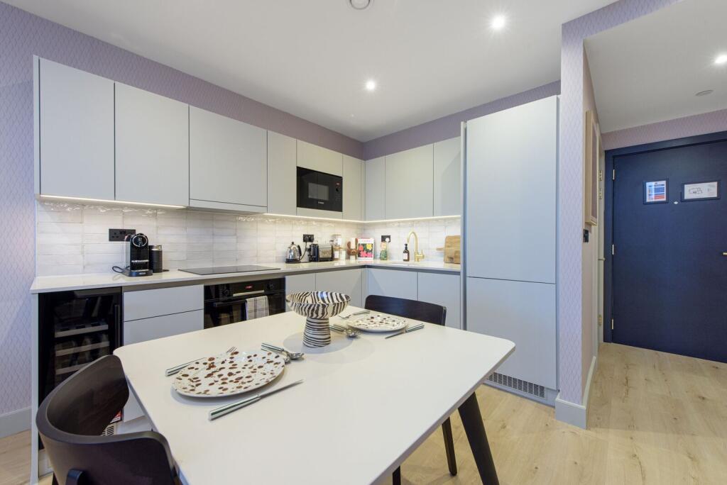 3 bed 1st Floor Flat for rent in . From Foxtons - Temple Fortune