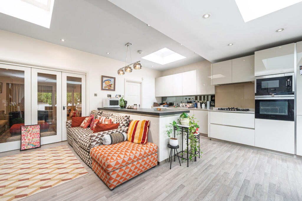4 bed Semi Detached for rent in London. From Foxtons - Temple Fortune